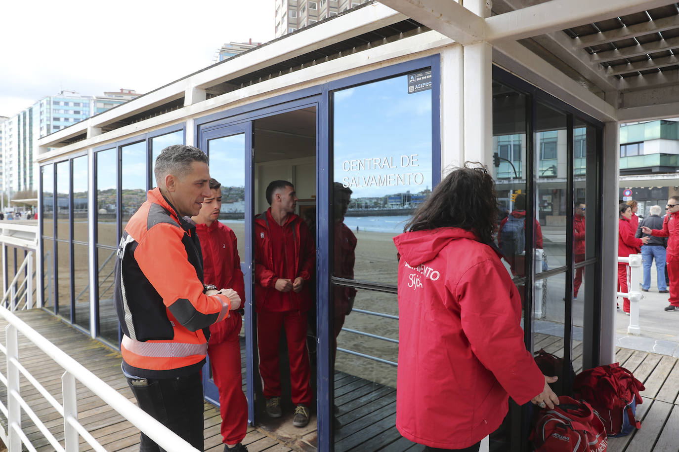 Arranca la temporada de baños en las playas de Gijón