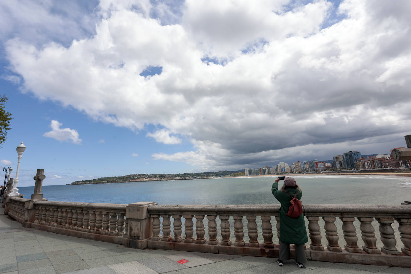 Los turistas eligen Gijón en el puente de mayo