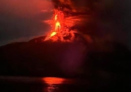 El volcán Ruang en erupción.