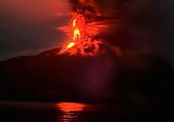El volcán Ruang en erupción.