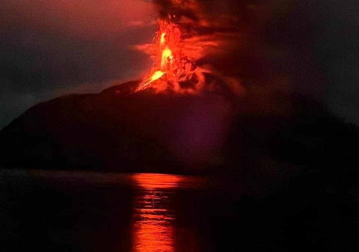 El volcán Ruang en erupción.