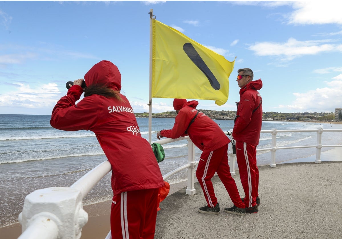 Socorristas de Gijón, junto a la nueva bandera amarilla que utiliza el código ColorAdd.