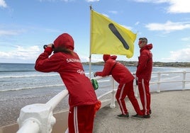 Socorristas de Gijón, junto a la nueva bandera amarilla que utiliza el código ColorAdd.