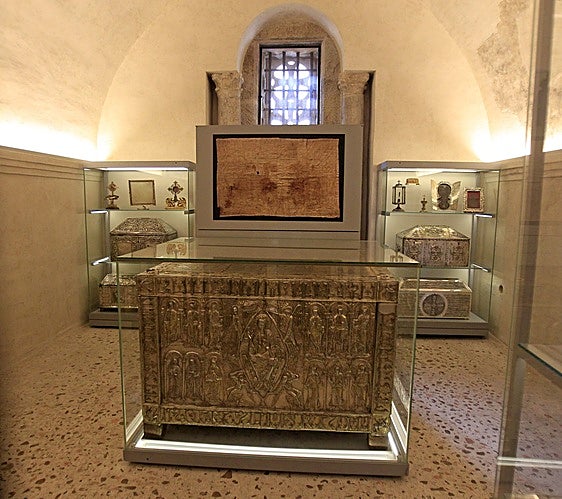 El Santo Sudario, custodiado en la Cámara Santa.