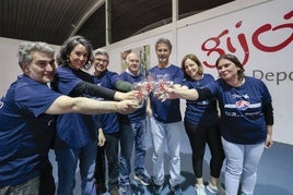 Una representación de los voluntarios brindan con los vasos de sidra conmemorativos que regalarán a los atletas que disputen la prueba.