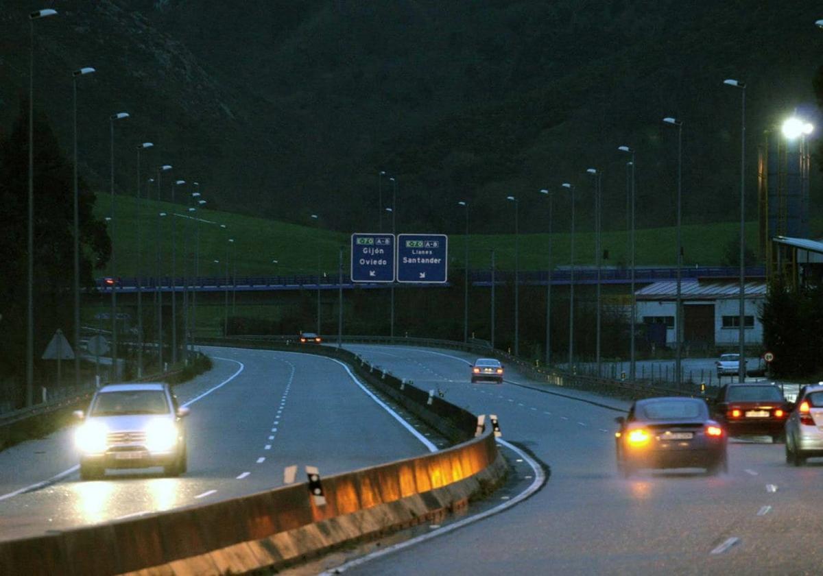 Tramo de la autovía del Cantábrico con todas las farolas instaladas apagadas.