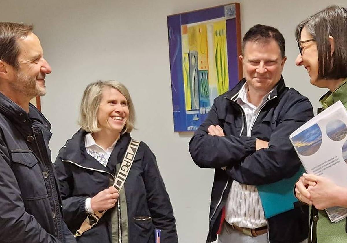 De izquierda a derecha, José Luis García Lorenzo, jefe de gabinete de la consejería; Elsa Gutiérrez, jefa del Servicio de Calidad del Aire y Cambio Climático; Pablo Álvarez Cabrero, director general de Calidad Ambiental, y Nieves Roqueñí, consejera de Transición Ecológica.