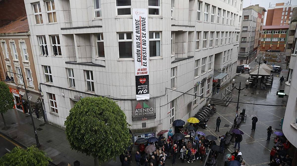 Gijón ya tiene su 'pancartona' por el hartazgo de la zona oeste con el vial de Jove