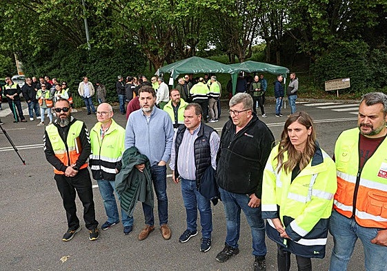 Jonás Fernández y José Luis Alperi se sumaron a la concentración celebrada ayer en la entrada de Saint-Gobain.