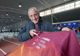 Fermín Cacho señala la camiseta que tendrán todos los corredores de la Media Maratón de Gijón.