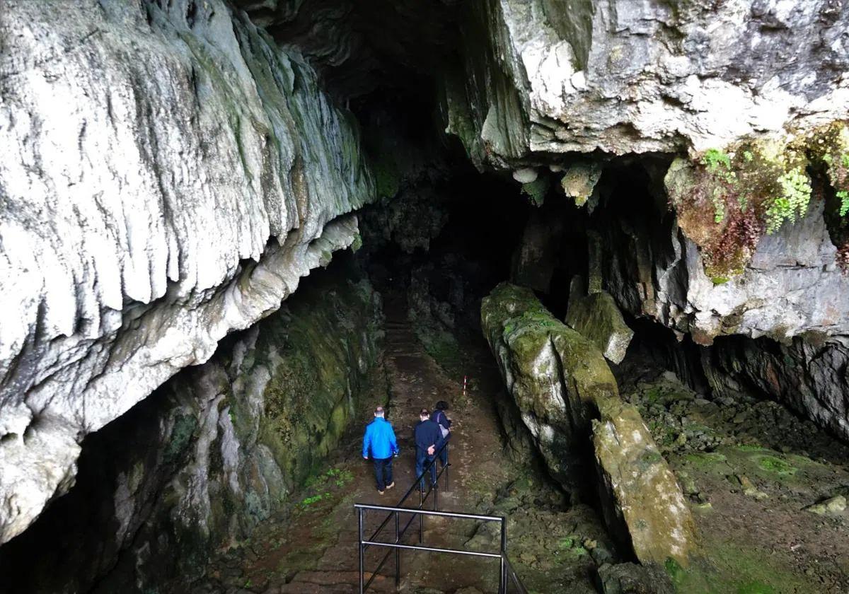 Acceso a la cueva del Pindal, en Ribadedeva.