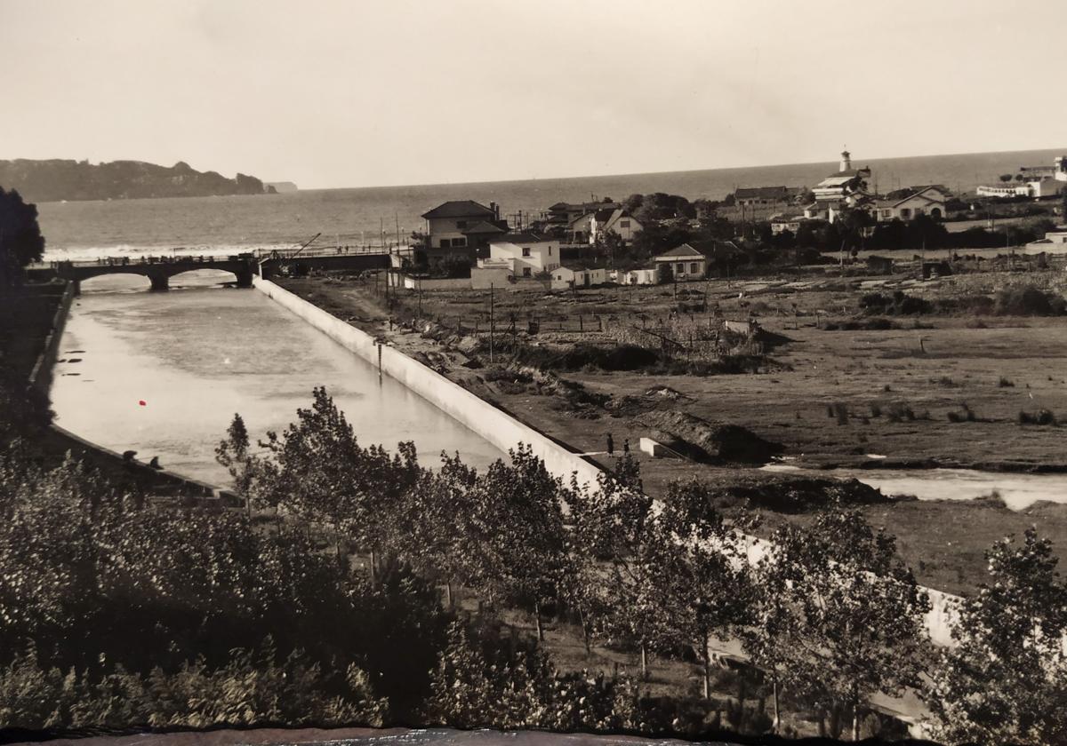 Véase como la calle está cerrada donde el puente y las parcelas llegaban al río. A la derecha asoma el meandro. 1956.