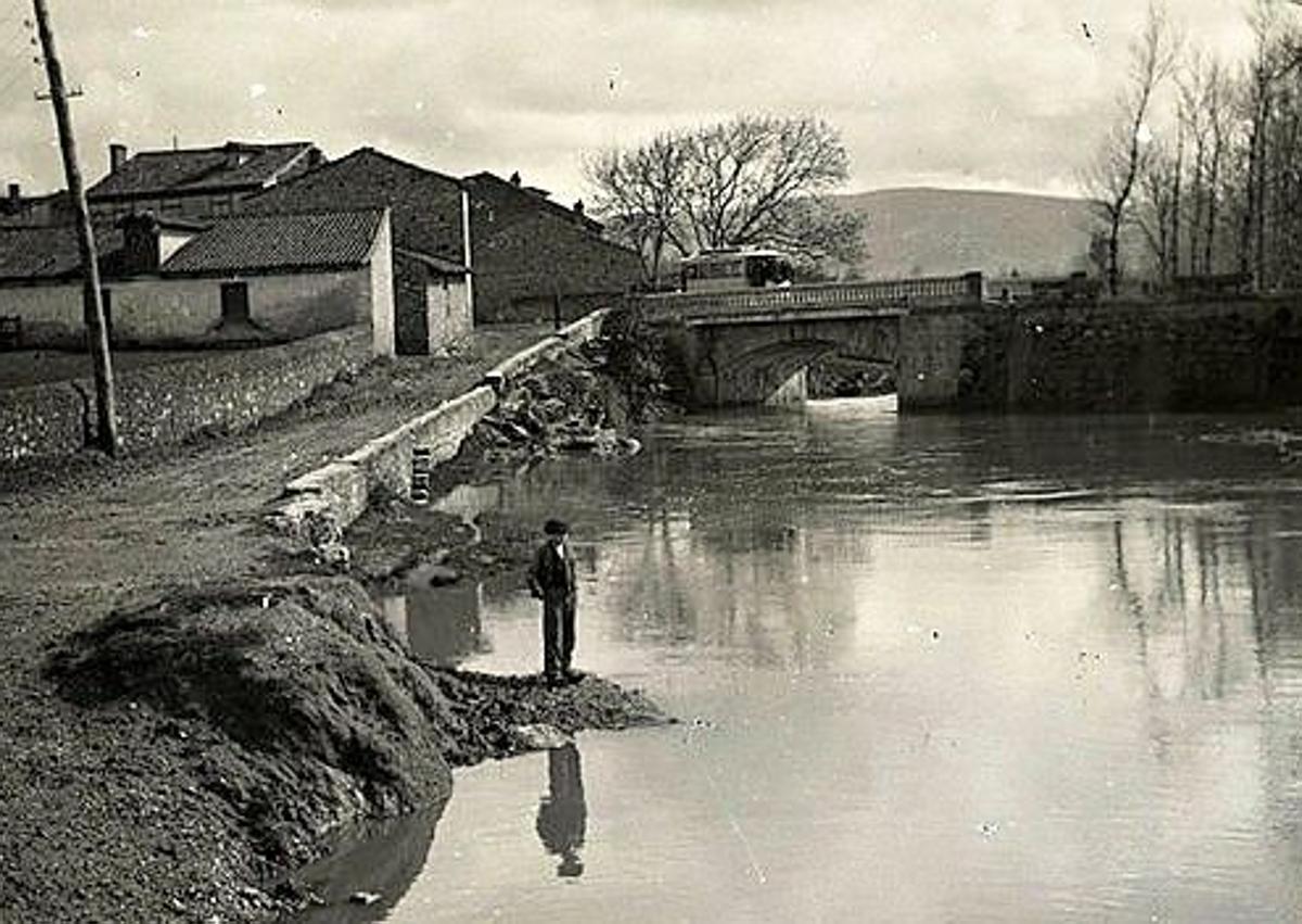 Imagen secundaria 1 - 1) Puente construido por Duro Felguera para unir el recinto ferial con la Tribunona. 1967. 2) Puente original de La Guía con el tranvía de mulas encima. Esas casas se tiraron para hacer la entrada a los viveros. 1902. 3) Paseo del Doctor Fleming totalmente expedito salvo por el chalet de los padres de Rodrigo Rato. 1956.