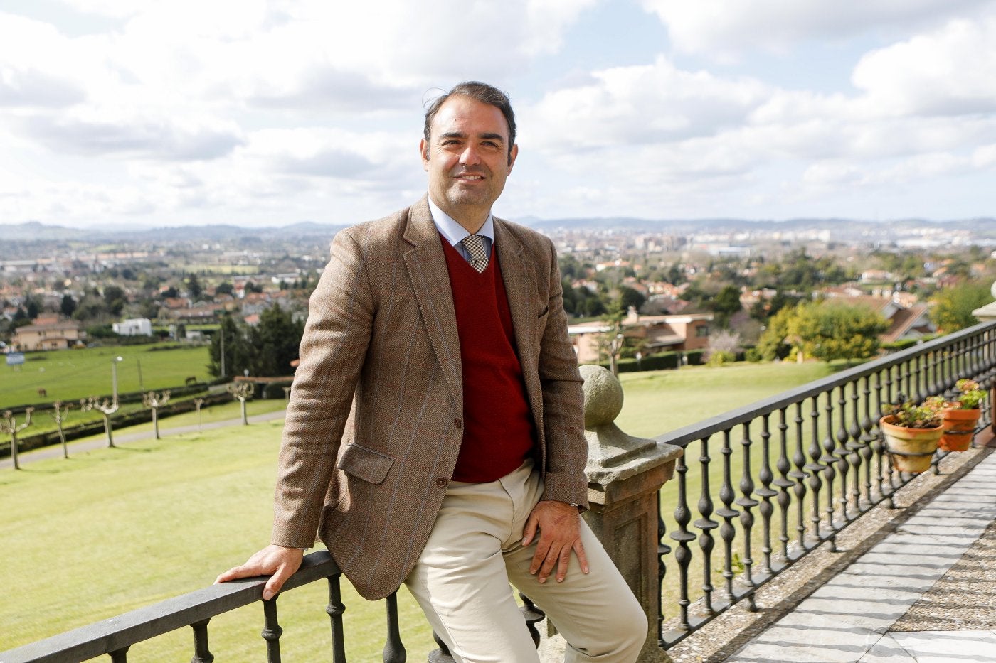 Carlos Zúñiga en la finca La Riega, en Somió, durante la reunión anual de la peña taurina Dávila Miura en la que se entregan sus premios.