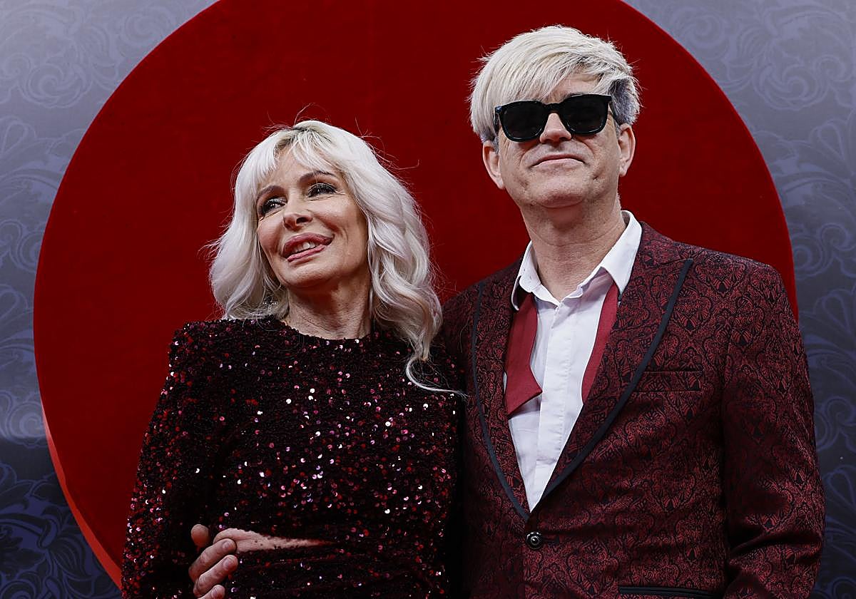 El dúo Nebulossa intrepreta 'Zorra' en el Benidorm Fest 2024.