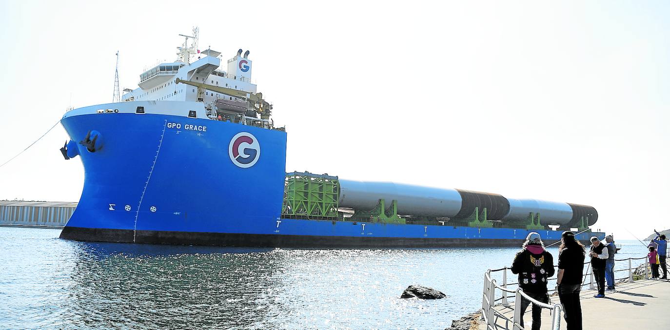 El buque 'GPO Gracer' batió un récord del puerto el año pasado con sus 48 metros de manga. Llegó a Avilés para transportar piezas producidas por Windar hasta Canadá.