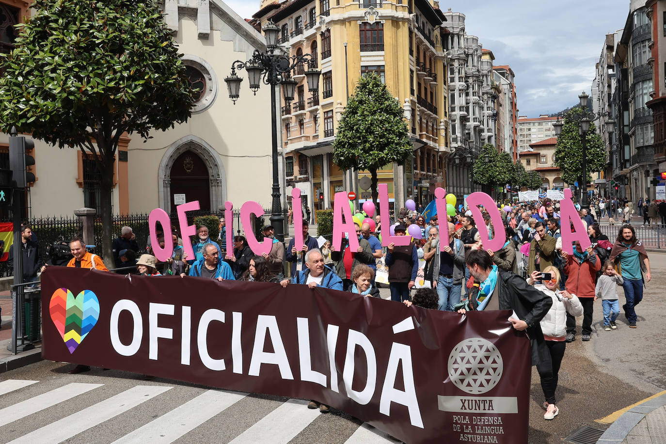 Las imágenes que deja la manifestación en Oviedo por la oficialidad del asturiano