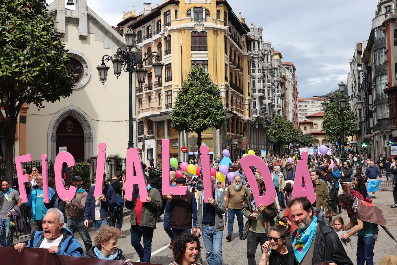 Las imágenes que deja la manifestación en Oviedo por la oficialidad del asturiano