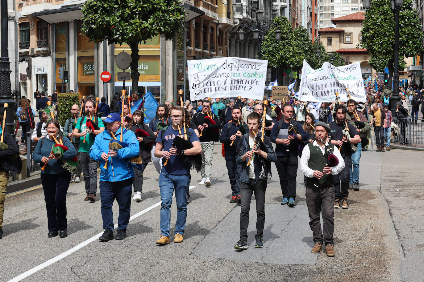 Las imágenes que deja la manifestación en Oviedo por la oficialidad del asturiano