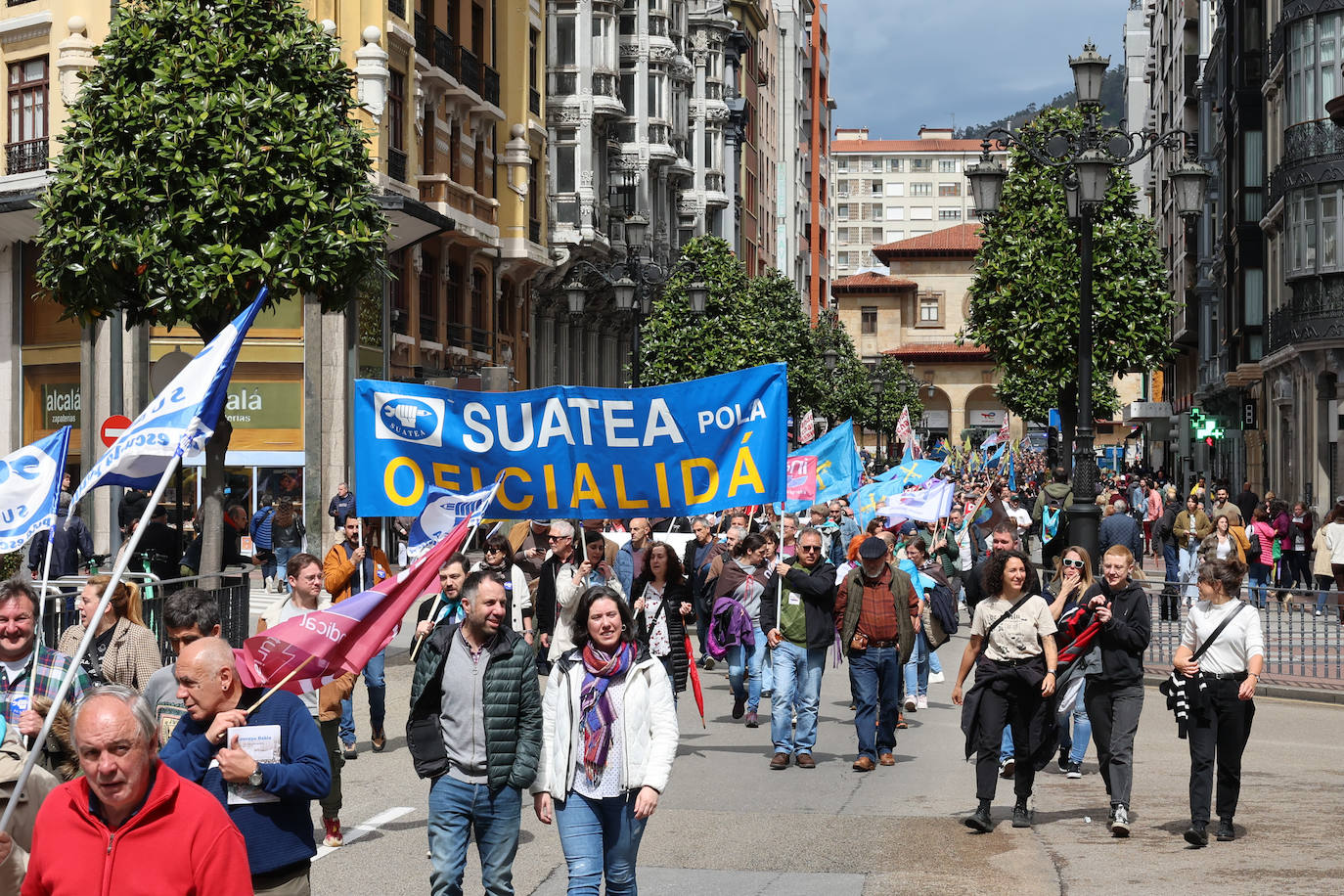 Las imágenes que deja la manifestación en Oviedo por la oficialidad del asturiano