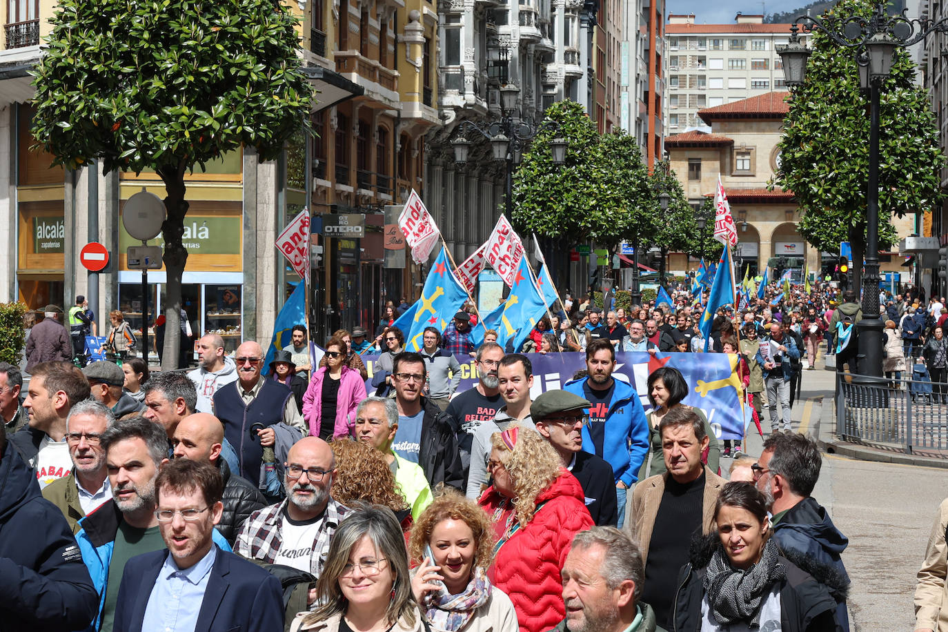 Las imágenes que deja la manifestación en Oviedo por la oficialidad del asturiano