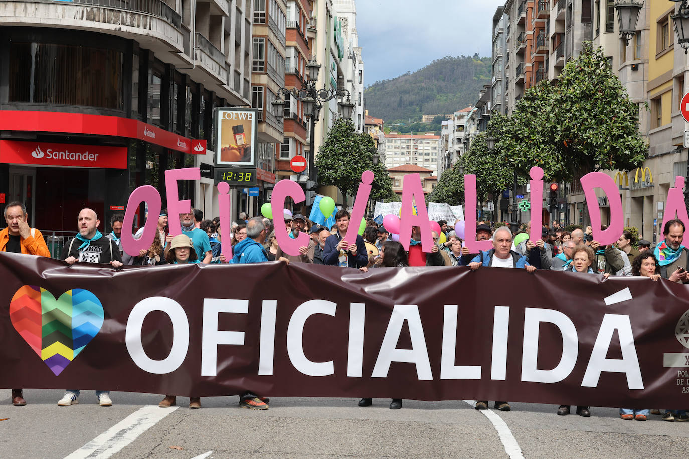 Las imágenes que deja la manifestación en Oviedo por la oficialidad del asturiano