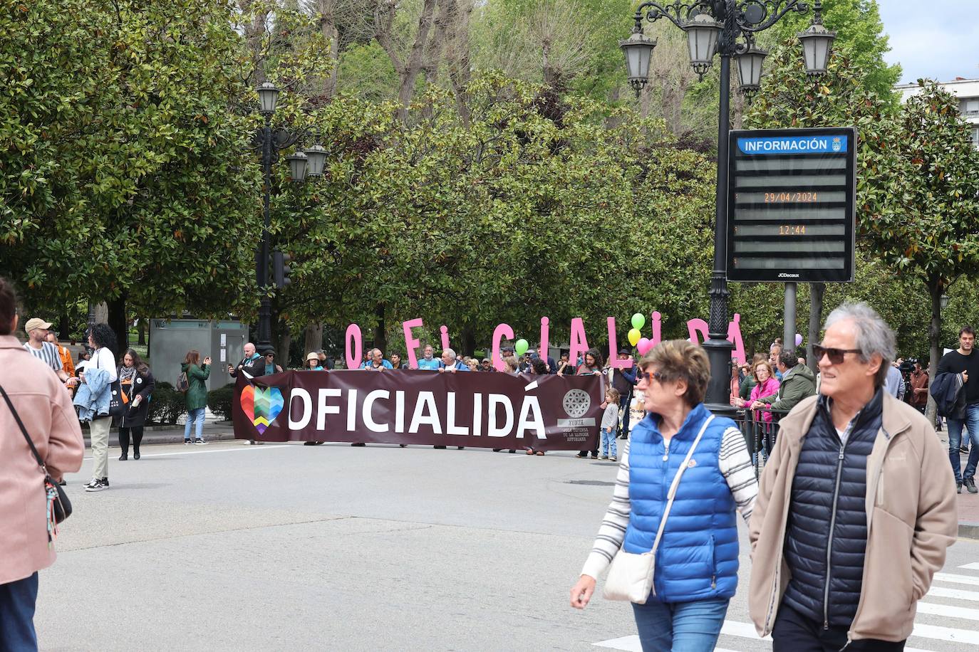 Las imágenes que deja la manifestación en Oviedo por la oficialidad del asturiano