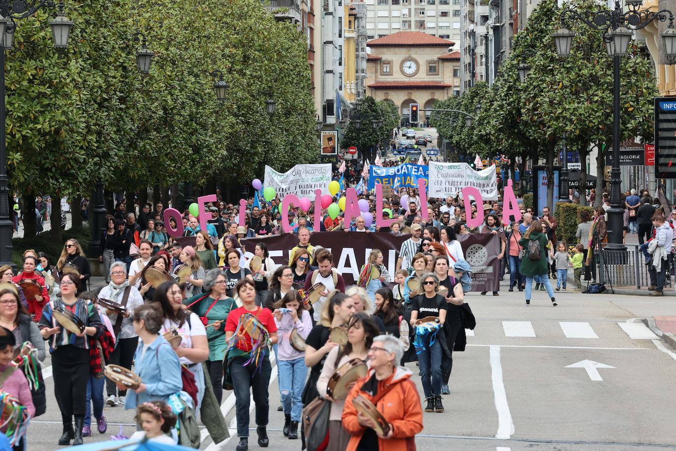 Las imágenes que deja la manifestación en Oviedo por la oficialidad del asturiano