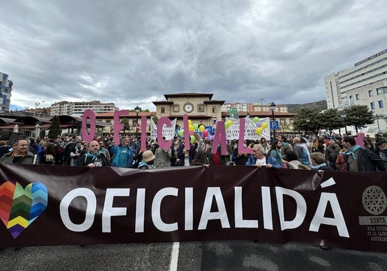 Manifestación por la oficialidá del asturiano.