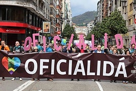Manifestación para reivindicar la oficialidad de la llingua asturiana, el pasado sábado, por la calle Uría de Oviedo.
