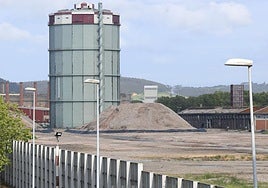 Sobre el terreno, ya sin las baterías, quedan toneladas de material que se reutilizará en la urbanización.
