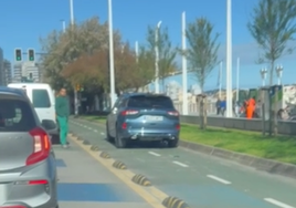 Un coche invade el carril bici del Muro de San Lorenzo.