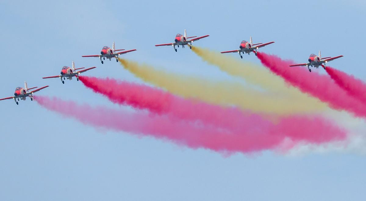 La Patrulla Águila en el Festival Aereo de Gijón en 2023.