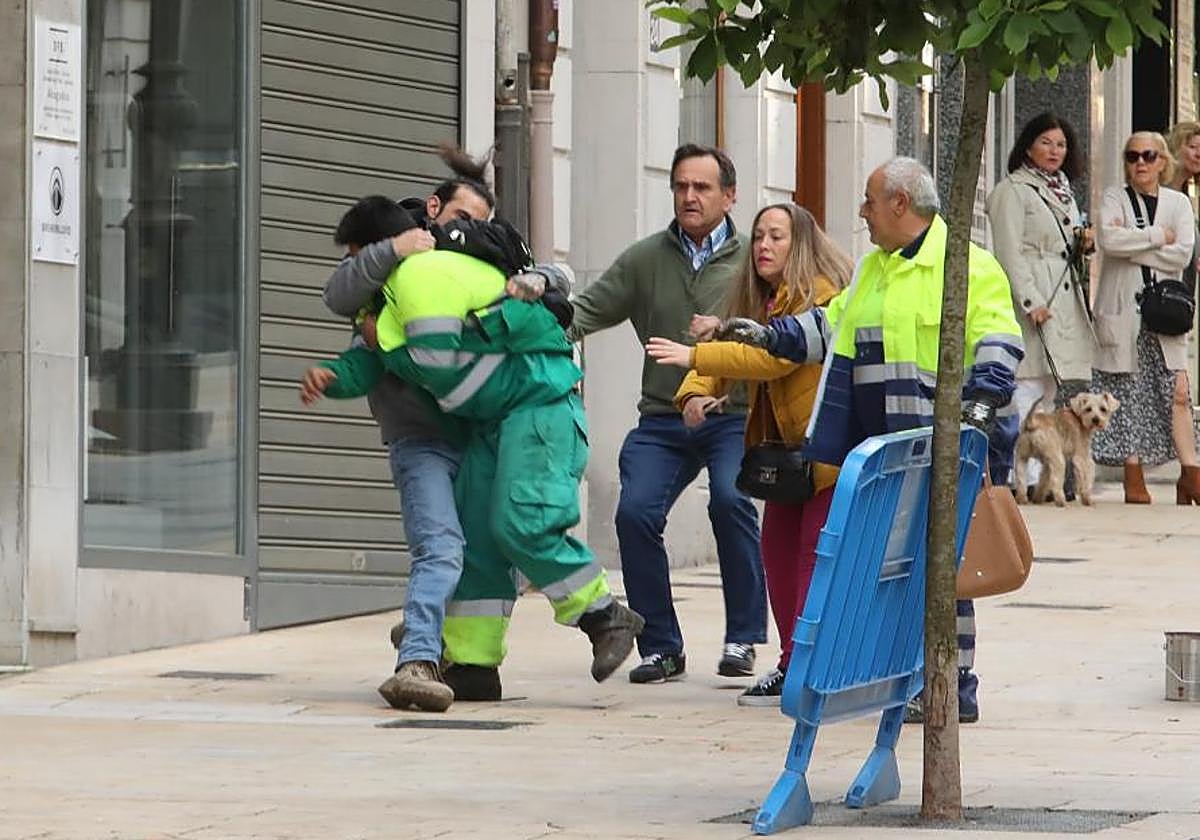 El viandante agarra al ladrón tras cometer el robo.