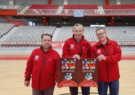 Pedro López-Ferrer, entre José Alberto Rodríguez, 'Zaqueo' y Luis Pérez Blanco, con el cartel del campus, obra de Edgar Plans.