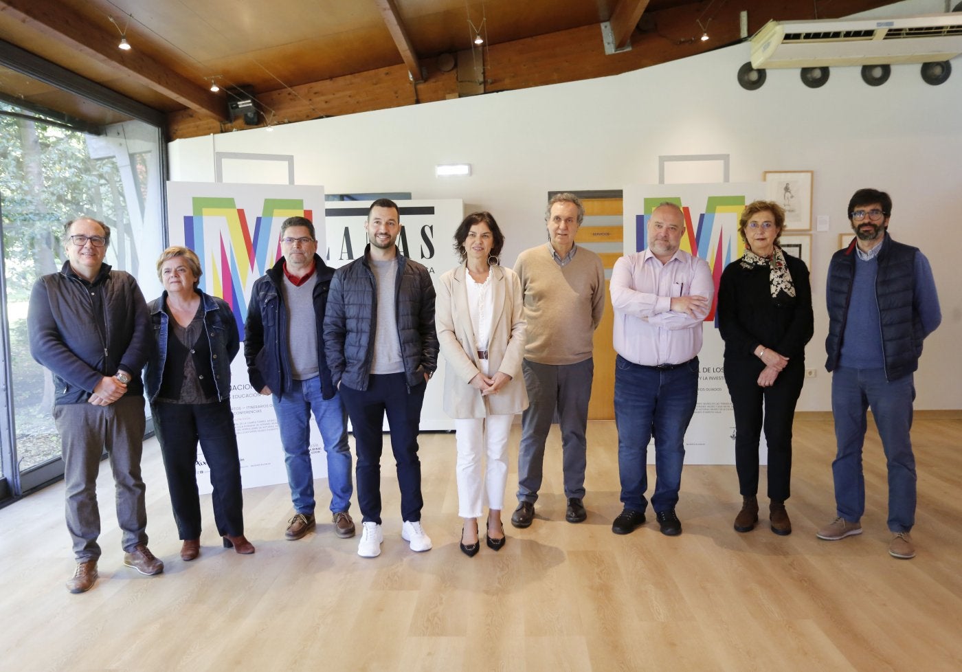 Javier Fernández (Museo del Ferrocarril), Paloma García (Museos Arqueológicos), José Antonio Migoya (Fundación Caja Rural), Aitor Martínez (Fundación Municipal de Cultura), la concejala de Cultura, Montserrat López, Joaco López (Pueblu d'Asturies), Juan Alfonso Fernández (Museo de la Gaita), Lucía Peláez (Casa Natal y Piñole) y Pablo Basagoiti (Evaristo Valle).