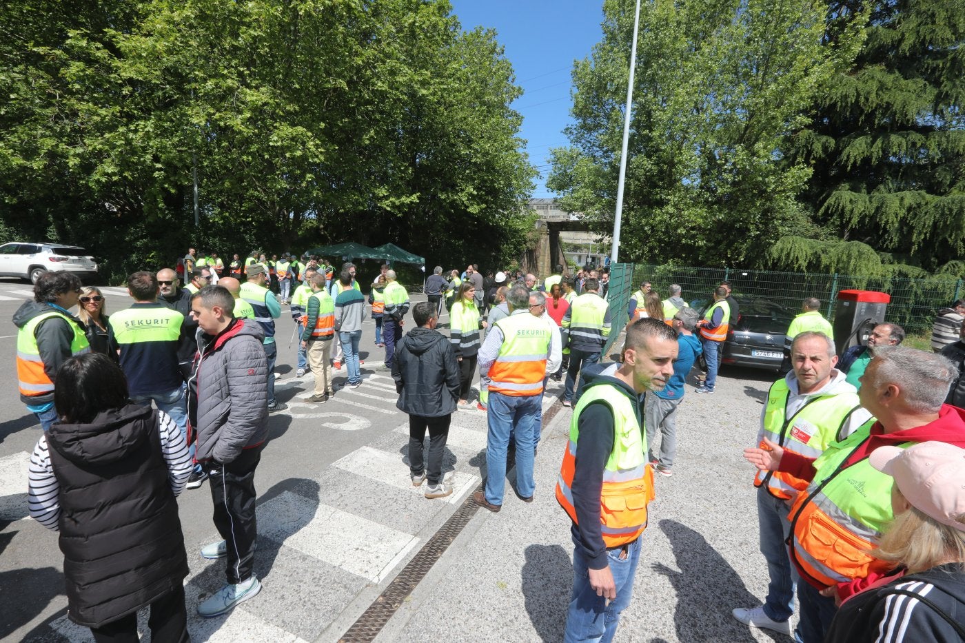 La plantilla acudió a la concentración en el exterior y luego realizaron una en el interior de la fábrica, frente a las oficinas.