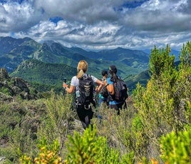 Salidas senderistas, paseos biointerpretados para toda la familia, clases de yoga en el monte, noches mirando estrellas o avistamiento y anillamiento de aves son las actividades principales de este calendario ecoturista para mayo y junio.