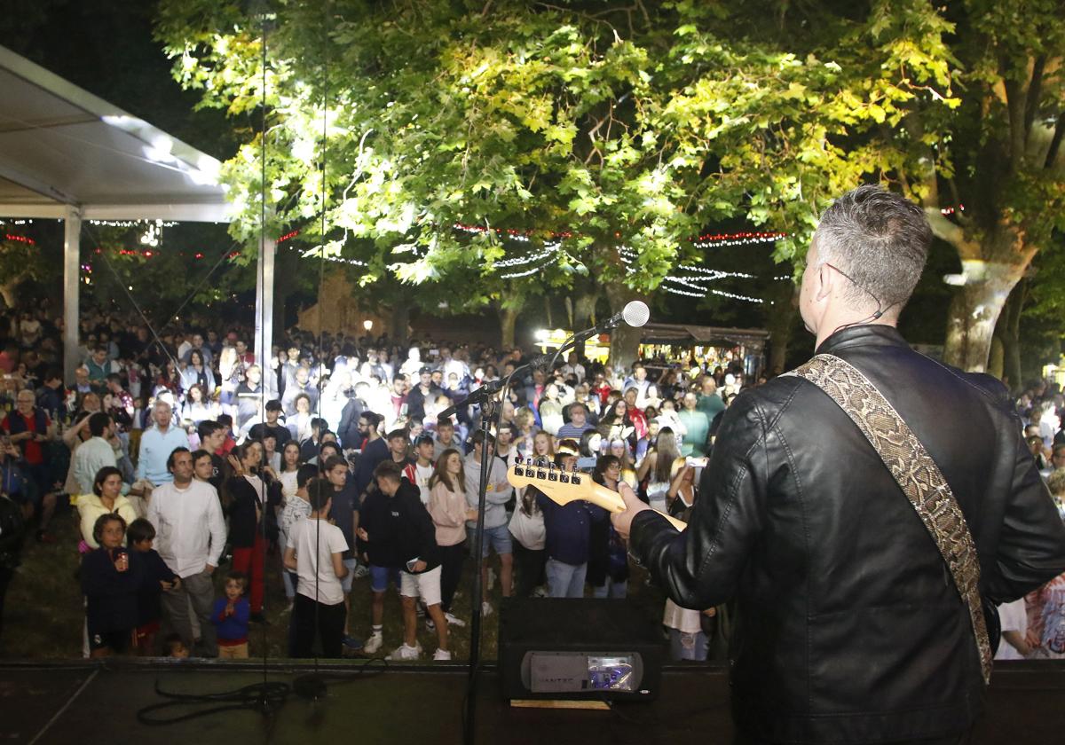 Actuación de la orquesta Assia en las fiestas de Castiello, en Gijón.