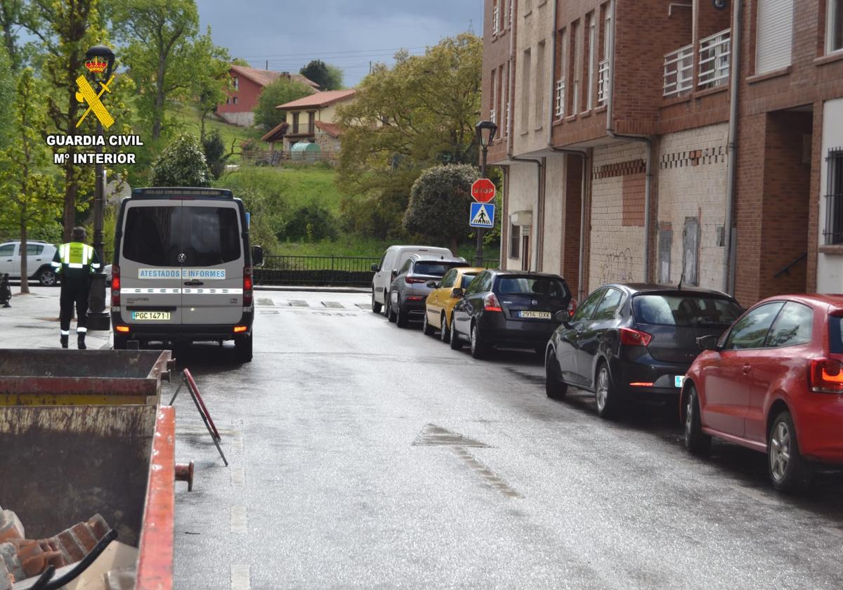 Un conductor se da a la fuga tras chocar contra dos coches en Posada de Llanera