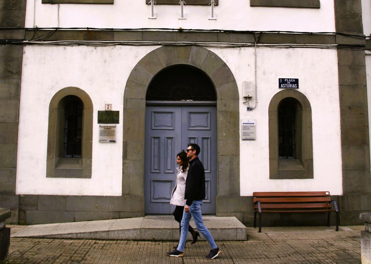 Entrada a los juzgados de Cangas del Narcea.