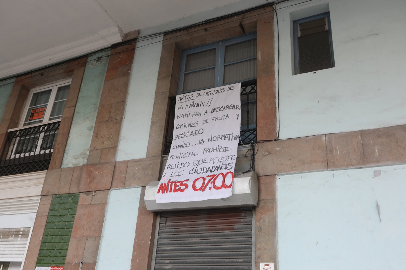 Una de las pancartas colocadas por la vecina que ha impulsado la denuncia reclamando que la actividad se inicie en La Plaza a las 7 horas.
