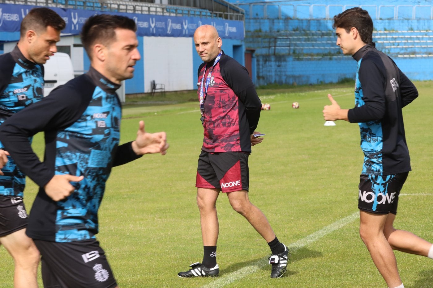 Rozada, ayer en su primer entrenamiento en el Real Avilés en el Suárez Puerta observa a Alberto Martín, Natalio y Mecerreyes.