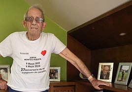 Jorge Montes posa con la camiseta que recuerda los 27 años del trasplante al que fue sometido.