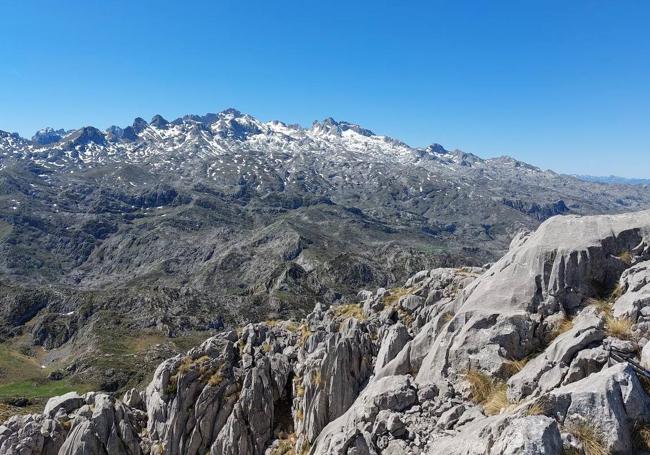 El macizo occidental, o Cornión, visto desde la cima del Jascal