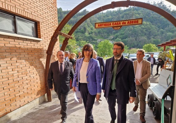 Isaac Pola, Nieves Roqueñí y Enrique Fernández, en el pozo Sotón.