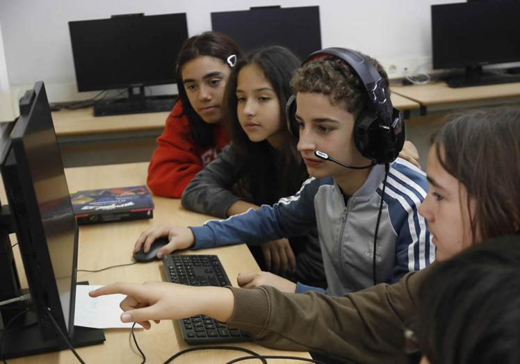 Carlos, Hugo, Mael, Nerea y Ashley editando su vídeo