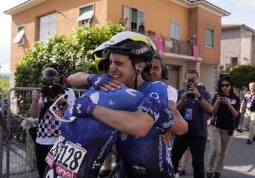 El asturiano Pelayo Sánchez, emocionado tras su victoria en el Giro de Italia: «Es una locura»