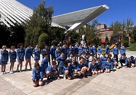 Los escolares posan para la foto con la unidad de Caballería.