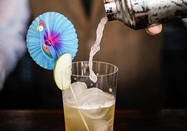 Borja Cortina prepara un cóctel en Varsovia y lo decora con un pavo real, tendencia en los primeros 2000.